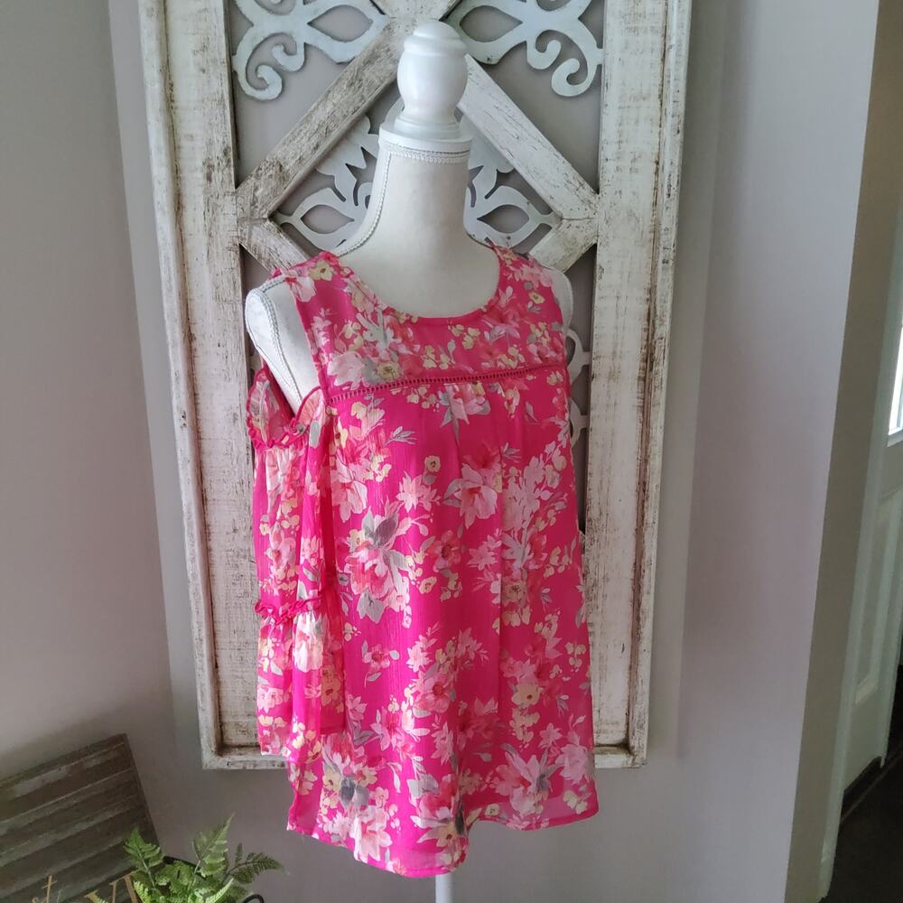 Poppi Women's Ruffe Bell Sleeve Cold Shoulder Top in Pink Floral Metallic